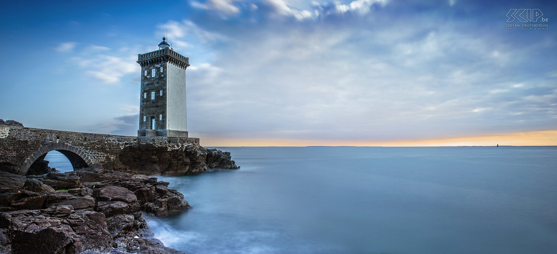 Le Conquet - Phare de Kermorvan De vuurtoren van Kermorvan is gelegen ten noordwesten van het dorp Le Conquet in het department Finistère in Bretagne in Frankrijk. Het werd gebouwd in 1849 op een rots op het uiteinde van het Kermorvan schiereiland en is de meest westelijke Franse vuurtoren op het vaste land. Stefan Cruysberghs